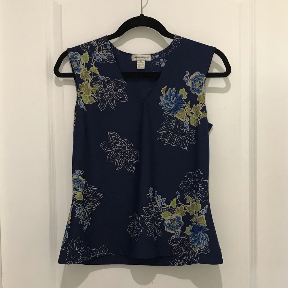 Casual contour floral top